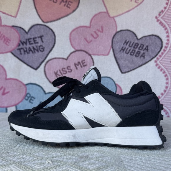 Size M6.5/W8 - New Balance 327 Figs Black Men Casual Sneaker - Picture 1 of 12